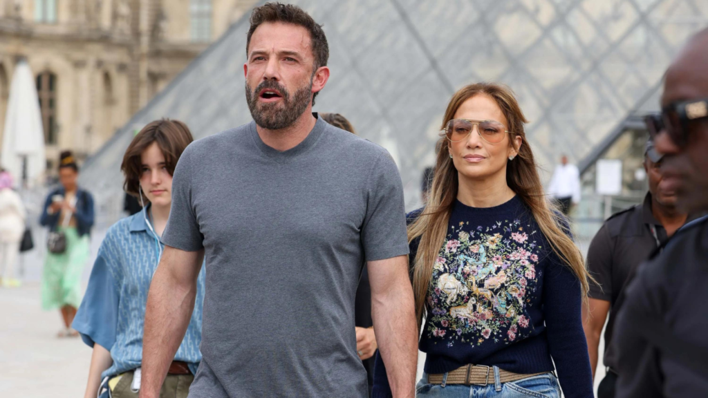 Ben Affleck e Jennifer Lopez passeando.