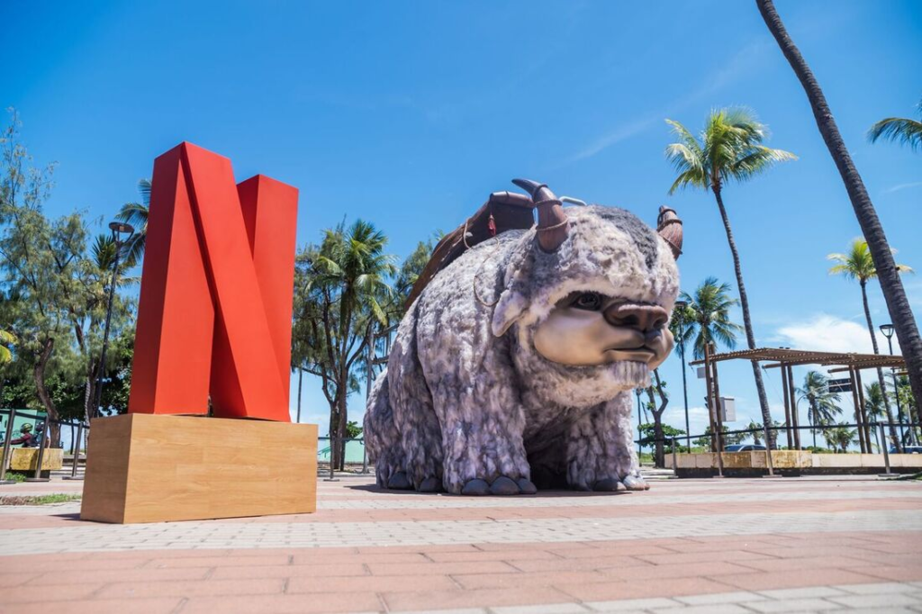 Símbolo da Netflix com o Appa, um bisão voador ao lado, em boa viagem, Recife. Evento de estreia de Avatar.