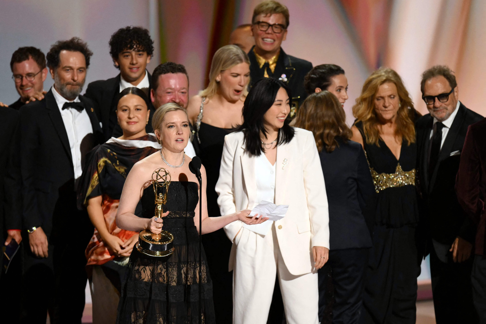 Emmy 2026 consagra “Widow’s Bay” e “The Pitt” entre os grandes vencedores da televisão